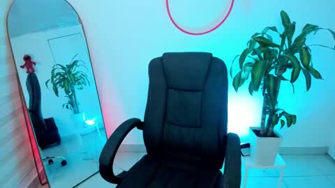 Snapshot of emmax_x chatting on December 2024 05:12:01 PM EMMA online show from December 2024 05:12:01 PM