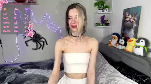 Snapshot of emmie_everly chatting on May 2026 10:17:01 PM emmie_everly online show from May 2026 10:17:01 PM