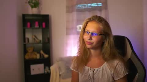 Emmie online show from September 2025 01:04:01 PM