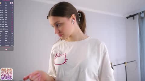 Snapshot of emmiemurray chatting on May 2026 10:20:01 AM Aurora online show from May 2026 10:20:01 AM