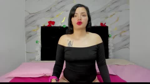 Snapshot of emmma_moon chatting on December 2025 07:01:02 PM Emma online show from December 2025 07:01:02 PM