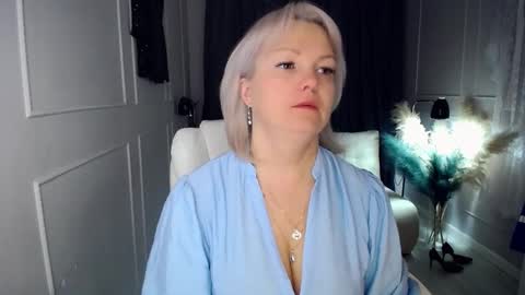 Snapshot of emmmam chatting on November 2025 03:05:01 AM emmmam online show from November 2025 03:05:01 AM