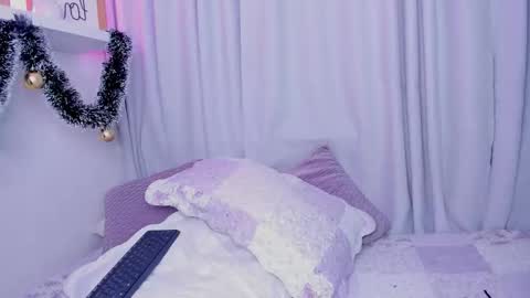 Snapshot of emmy_heart7 chatting on December 2025 03:44:02 AM Emmy Heart online show from December 2025 03:44:02 AM