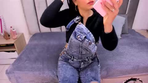 Emily  Laila  online show from September 2025 11:45:01 AM