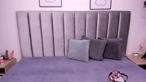 Emily  Laila  online show from October 2025 12:02:02 PM