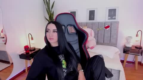 Snapshot of emmyevans1 chatting on December 2024 07:21:02 PM Emmy Evans  online show from December 2024 07:21:02 PM