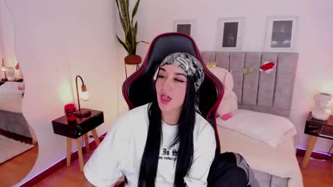 Snapshot of emmyevans1 chatting on January 2025 09:05:01 PM Emmy Evans  online show from January 2025 09:05:01 PM