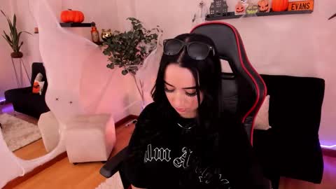 Snapshot of emmyevans1 chatting on October 2025 08:31:01 PM Emmy Evans  online show from October 2025 08:31:01 PM