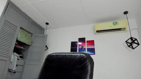 Snapshot of emy_0 chatting on January 2025 03:22:01 AM Emy online show from January 2025 03:22:01 AM