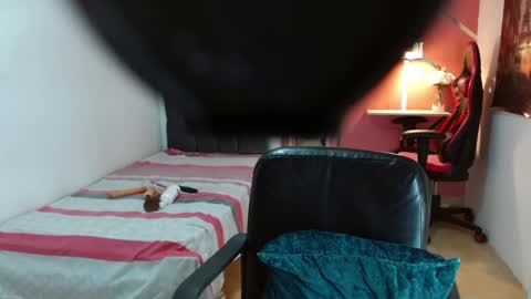 Snapshot of emy_0 chatting on January 2025 10:37:01 PM Emy online show from January 2025 10:37:01 PM