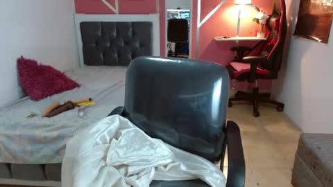 Snapshot of emy_0 chatting on February 2025 09:19:01 PM Emy online show from February 2025 09:19:01 PM