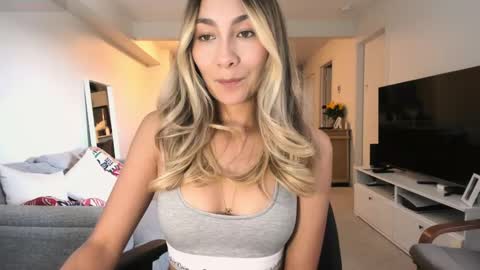 emyconneer online show from September 2025 08:01:01 PM