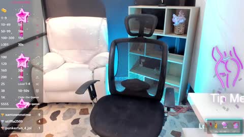 Snapshot of emysilver chatting on February 2025 04:11:02 PM Emy Silver online show from February 2025 04:11:02 PM