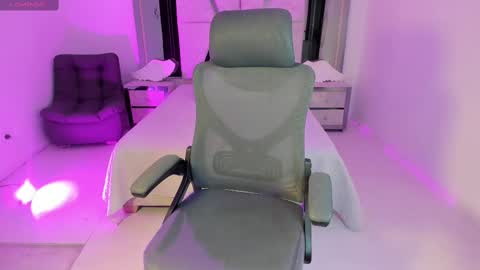 Snapshot of emysilver chatting on February 2025 09:42:02 PM Emy Silver online show from February 2025 09:42:02 PM