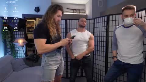 Johnny online show from November 2025 04:09:01 PM