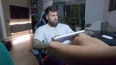 Erik online show from March 2025 10:42:01 PM