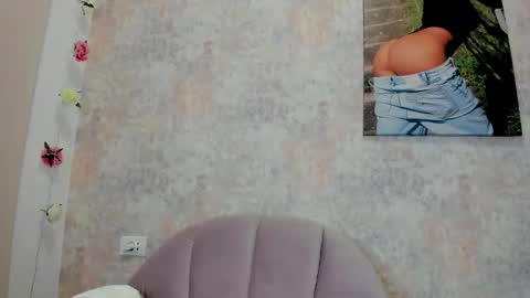 Snapshot of erikabeee1 chatting on December 2025 06:41:02 AM Erikabeee online show from December 2025 06:41:02 AM