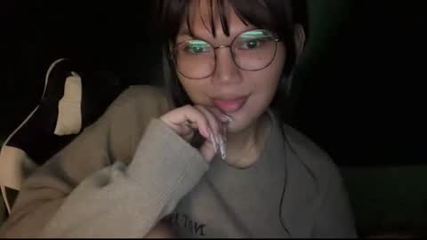 Snapshot of esilchan chatting on December 2025 01:48:02 AM Chelliane online show from December 2025 01:48:02 AM