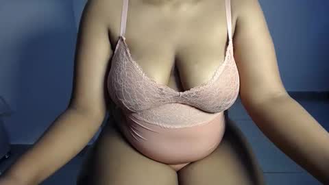 Snapshot of esmeray_ chatting on September 2025 11:22:02 AM Esme online show from September 2025 11:22:02 AM