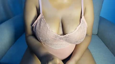 Snapshot of esmeray_ chatting on September 2025 11:18:02 PM Esme online show from September 2025 11:18:02 PM