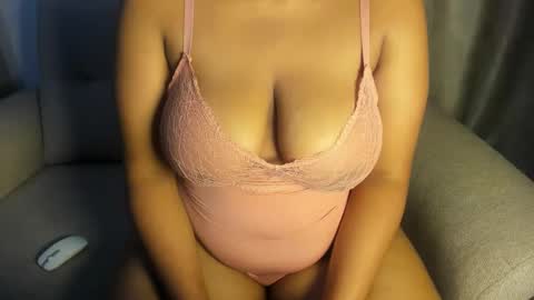 Snapshot of esmeray_ chatting on October 2025 12:17:02 AM Esme online show from October 2025 12:17:02 AM