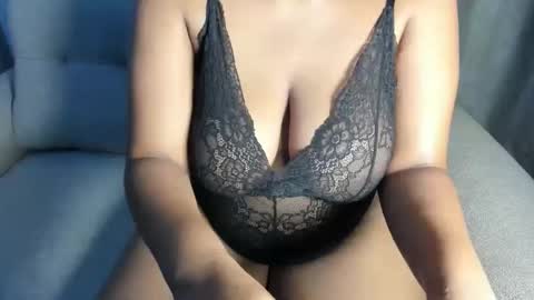 Snapshot of esmeray_ chatting on November 2025 11:14:01 PM Esme online show from November 2025 11:14:01 PM