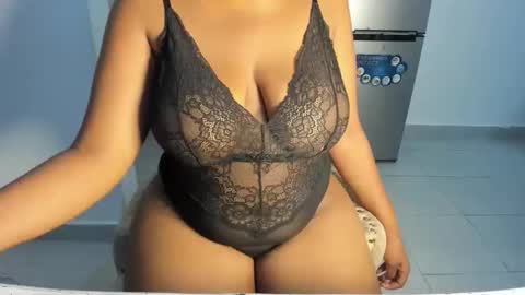 Snapshot of esmeray_ chatting on December 2025 04:14:01 PM Esme online show from December 2025 04:14:01 PM