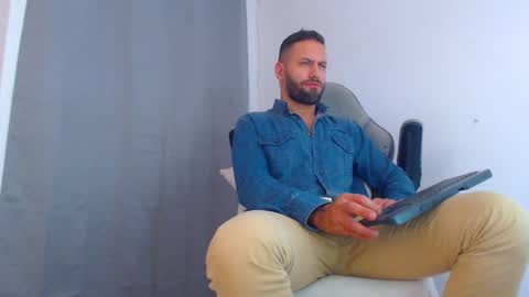 Snapshot of esteban7984068 chatting on December 2024 12:23:01 AM esteban online show from December 2024 12:23:01 AM