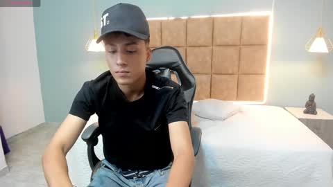 estebancol18 online show from May 2026 11:02:02 PM