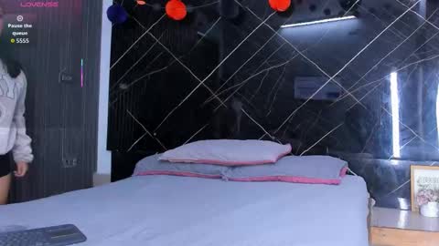 Stefy online show from November 2025 04:00:01 AM