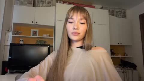 Snapshot of estellezdebski chatting on May 2026 11:51:02 AM estellezdebski online show from May 2026 11:51:02 AM