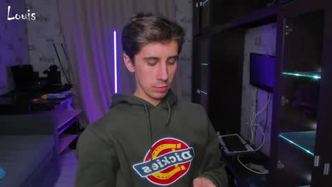 Snapshot of esthetics_boys chatting on December 2024 11:40:01 PM LOUIS online show from December 2024 11:40:01 PM