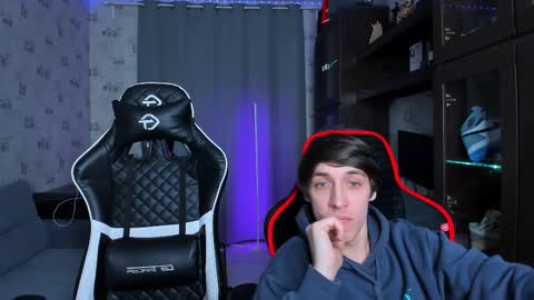 Snapshot of esthetics_boys chatting on February 2025 11:10:02 PM LOUIS online show from February 2025 11:10:02 PM