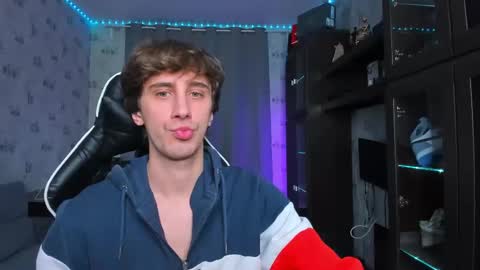 Snapshot of esthetics_boys chatting on February 2025 08:44:01 PM LOUIS online show from February 2025 08:44:01 PM