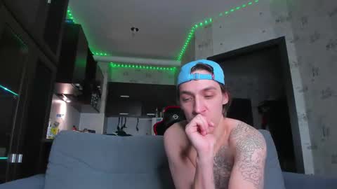 Snapshot of esthetics_boys chatting on September 2025 09:59:02 PM LOUIS online show from September 2025 09:59:02 PM