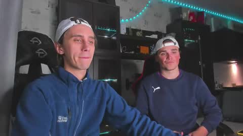 Snapshot of esthetics_boys chatting on September 2025 11:43:01 PM LOUIS online show from September 2025 11:43:01 PM