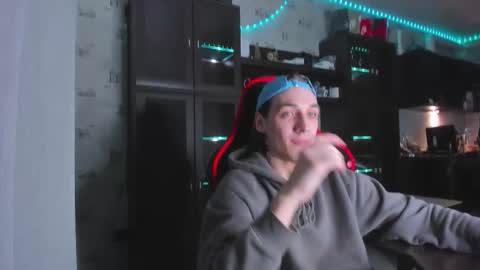 Snapshot of esthetics_boys chatting on October 2025 09:15:01 PM LOUIS online show from October 2025 09:15:01 PM