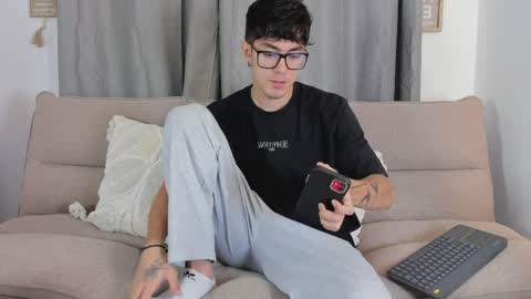 etham_wolf1 online show from April 2026 05:21:02 PM