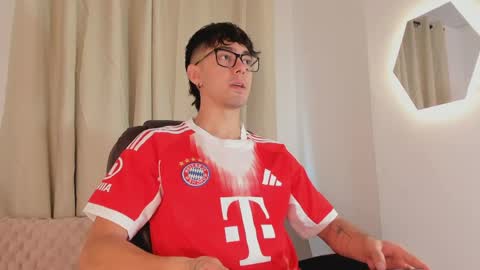 etham_wolf1 online show from April 2026 05:57:01 PM