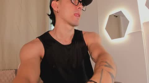 etham_wolf1 online show from April 2026 05:29:01 PM