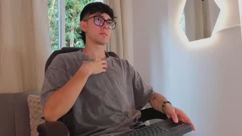 etham_wolf1 online show from April 2026 06:12:02 PM