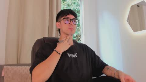 etham_wolf1 online show from April 2026 05:31:02 PM