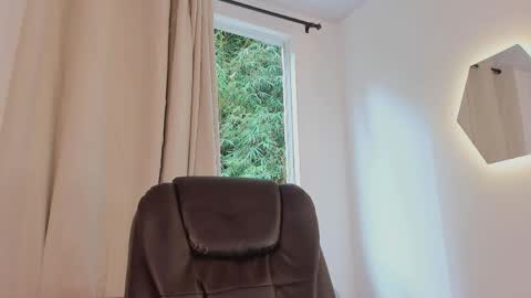 etham_wolf1 online show from April 2026 07:58:02 PM