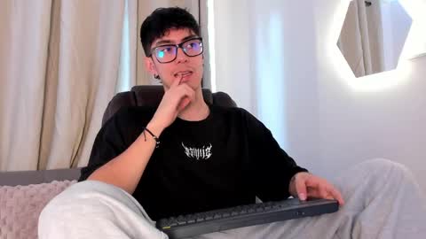 etham_wolf1 online show from April 2026 06:12:01 PM