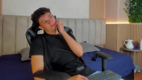 ethanlowell online show from February 2026 04:44:02 AM