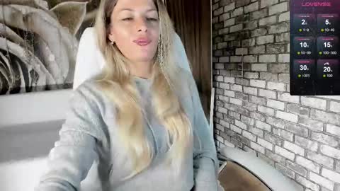 Snapshot of eva_melow chatting on September 2025 03:28:02 PM Eva online show from September 2025 03:28:02 PM