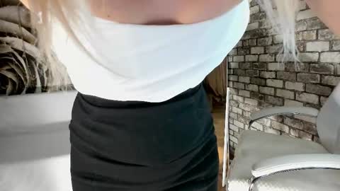 Snapshot of eva_melow chatting on November 2025 08:31:01 AM Eva online show from November 2025 08:31:01 AM