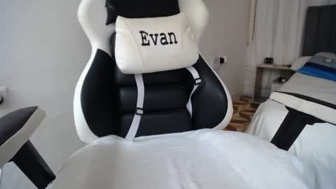 Snapshot of evans_king chatting on January 2025 05:07:02 PM Evan online show from January 2025 05:07:02 PM
