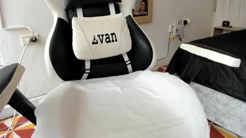 Snapshot of evans_king chatting on March 2025 03:35:01 PM Evan online show from March 2025 03:35:01 PM