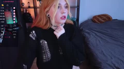 Snapshot of evaredmooon chatting on February 2025 11:23:02 AM Moon online show from February 2025 11:23:02 AM